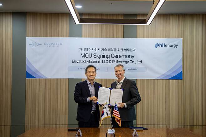 김광일 필에너지 대표(왼쪽)가 지난 19일 필에너지 본사에서 짐 쿠싱 엘레베이티드 머티리얼즈 대표와 협약을 체결한 뒤 기념 촬영을 하고 있다. 필에너지 제공