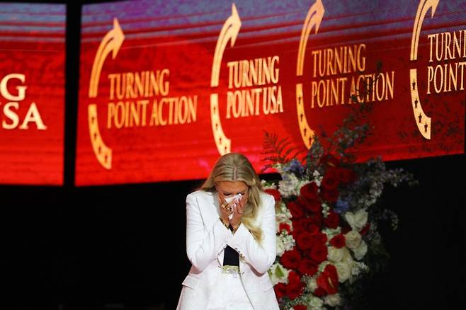 21일(현지시간) 미국 애리조나주 글렌데일의 스테이트팜 스타디움에서 열린 보수 논객 찰리 커크 추모회에서 미망인인 에리카 커크가 추도사 도중 복받치는 감정에 잠시 멈추고 있다. 로이터연합뉴스