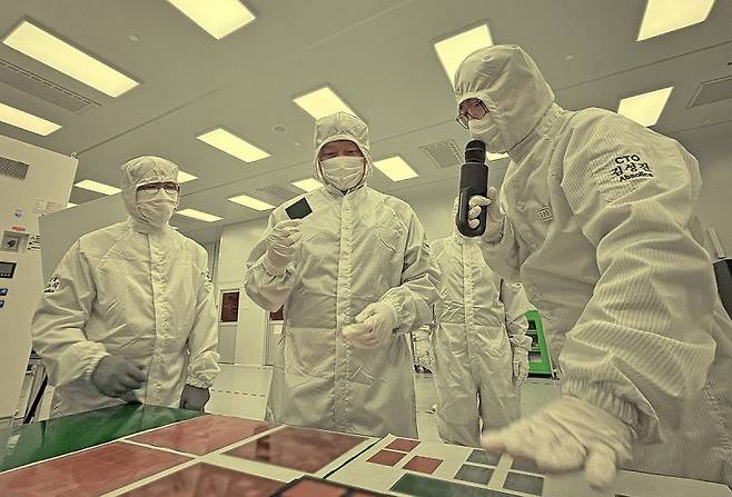 최태원 SK그룹 회장(가운데)이 지난해 미국 조지아주 커빙턴시에 위치한 앱솔릭스를 찾아 세계 최초 글라스 기판 양산 공장을 둘러보며 사업 현황을 점검하고 있다. SK수펙스추구협의회 제공