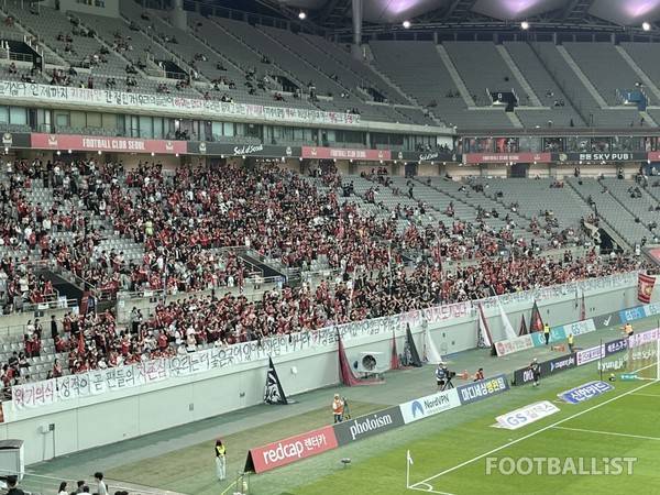 서울 팬들이 응원석에 내건 구단 비판 걸개. 김희준 기자