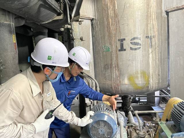 지난달 18일, 휴비스 전주공장에서 시니어 인턴 이병수씨가 30살 직원 최성민씨에게 중압반응설비의 필터 점검 사항에 대해 일러주고 있다. 황보연 기자