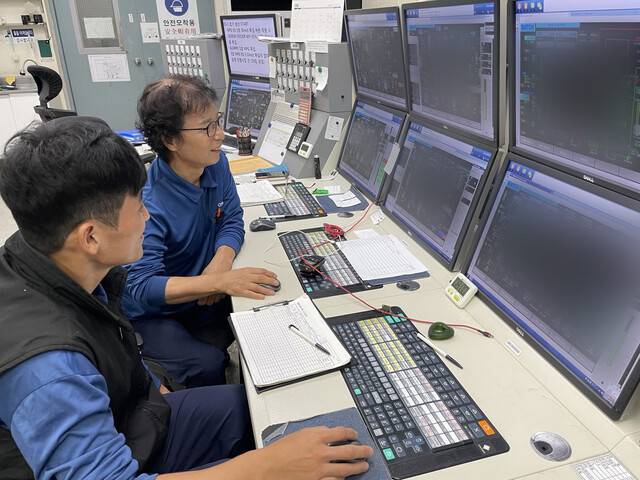 지난달 18일, 휴비스 전주공장에서 시니어 인턴 이병수씨가 30대 직원 국진호씨와 이야기를 나누고 있다. 황보연 기자