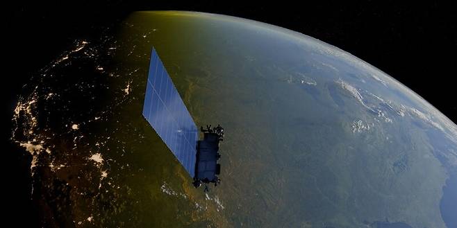 지구 저궤도를 돌고 있는 스타링크 위성을 묘사한 그림. 스페이스엑스가 위성과 지상 이동통신에 모두 쓸 수 있는 주파수 대역을 인수함으로써 위성-스마트폰 직접연결이라는 새로운 통신 시장을 예고했다. 위키미디어 코먼스