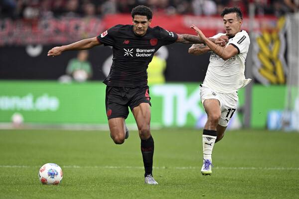 묀헨글라트바흐의 옌스 카스트로프(오른쪽)가 22일(한국시각) 열린 2025~2026 분데스리가 레버쿠젠과 경기에서 공을 다투고 있다. 레버쿠젠/AP 연합뉴스