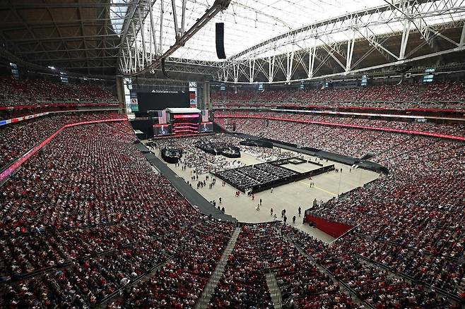 도널드 트럼프 미국 대통령이 21일(현지시각) 애리조나주 글렌데일 스테이트팜 스타디움에서 열린 극우 청년 활동가 찰리 커크의 추모식에서 연설하고 있다. 글렌데일/AFP 연합뉴스