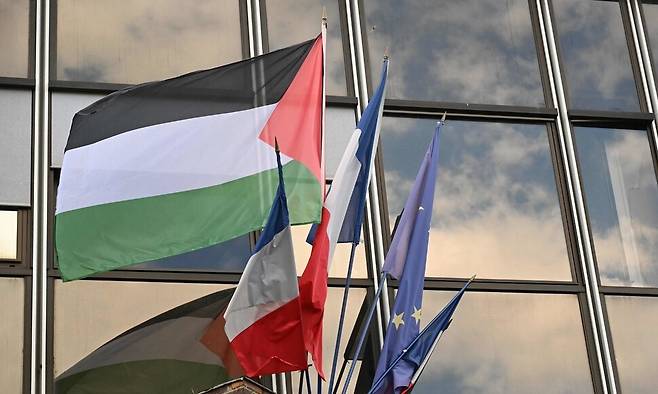21일(현지시각) 프랑스 파리 남부 말라코프 시청사에 프랑스 국기, 유럽기와 함께 팔레스타인 국기가 게양되어 앴다. AFP 연합뉴스