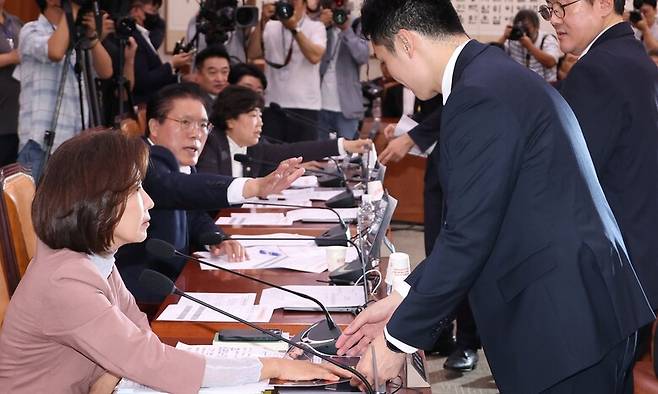 22일 서울 여의도 국회 법제사법위원회에서 열린 ‘건진법사 관봉권 띠지’ 분실 관련 검찰개혁 입법청문회에서 국민의힘 나경원 의원 등 위원들이 노트북에 붙인 ‘정치공작, 가짜뉴스 공장, 민주당!’이라고 적힌 유인물을 경위들이 떼려 하자 거부하고 있다. 연합뉴스