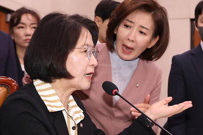 22일 서울 여의도 국회 법제사법위원회에서 열린 ‘건진법사 관봉권 띠지’ 분실 관련 검찰개혁 입법청문회에서 나경원 국민의힘 의원이 더불어민주당 소속 추미애 위원장의 질서유지권 발동에 항의하고 있다. 연합뉴스