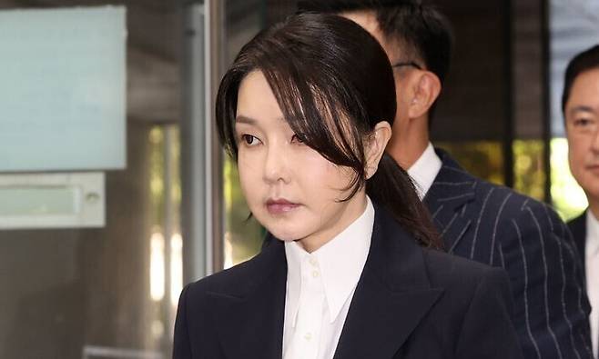 윤석열 전 대통령 부인 김건희 여사가 8월12일 구속 전 피의자 심문(영장실질심사)을 받기 위해 서울 서초구 서울중앙지법에 출석하고 있다. 연합뉴스