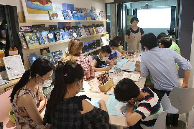 서지선 강사가 학생들을 대상으로 지리 강의를 하고 있다. 서지선 제공