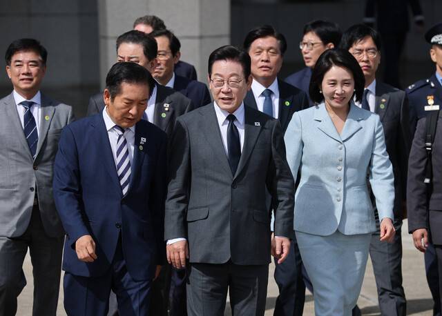 이재명 대통령과 부인 김혜경 여사가 22일 유엔 총회 참석차 미국 뉴욕으로 출국하고 있다. 대통령실사진기자단