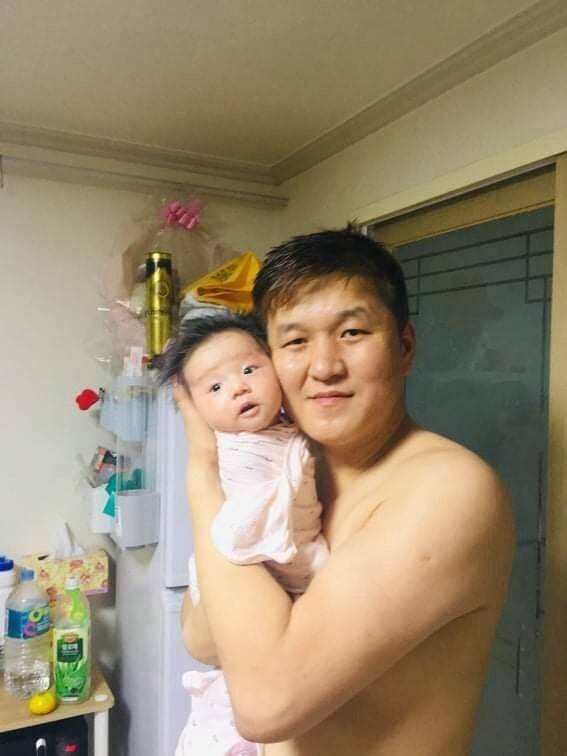 2019년 태어난 딸을 안고 있는 오기나. 그해 겨울 오기나는 감전 사고로 두 팔을 잃었다. 오기나 제공