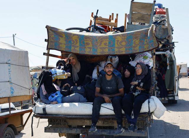 이스라엘의 지상전 개시로 인해 피난길에 오른 가자시티 주민들이 21일 가자지구 남쪽을 향해 이동하고 있다. 가자시티=로이터 연합뉴스