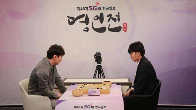 박정환(왼쪽) 9단과 신진서 9단이 22일 경기 성남 K바둑스튜디오에서 열린 제48기 SG배 한국일보 명인전 결승 3번기 1국에서 대국을 펼치고 있다. 한국기원 제공