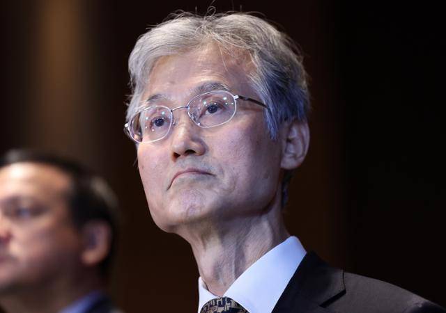 조희대 대법원장이 22일 서울 중구 신라호텔에서 열린 ‘세종 국제 콘퍼런스’에 참석자들과 함께 부스를 둘러보고 있다. 뉴스1