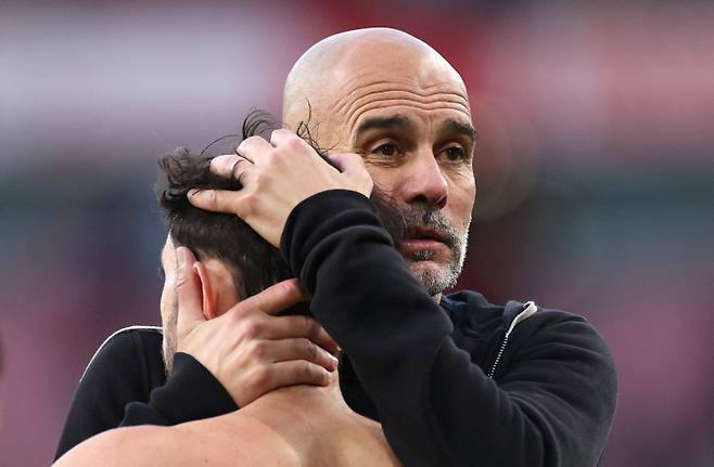 <yonhap photo-1292=""> Soccer Football - Premier League - Arsenal v Manchester City - Emirates Stadium, London, Britain - September 21, 2025 Manchester City manager Pep Guardiola and Bernardo Silva embrace after the match REUTERS/Hannah Mckay EDITORIAL USE ONLY. NO USE WITH UNAUTHORIZED AUDIO, VIDEO, DATA, FIXTURE LISTS, CLUB/LEAGUE LOGOS OR 'LIVE' SERVICES. ONLINE IN-MATCH USE LIMITED TO 120 IMAGES, NO VIDEO EMULATION. NO USE IN BETTING, GAMES OR SINGLE CLUB/LEAGUE/PLAYER PUBLICATIONS. PLEASE CONTACT YOUR ACCOUNT REPRESENTATIVE FOR FURTHER DETAILShttps://isplus.com/2025-09-22 05:52:49/ <저작권자 ⓒ 1980-2025 ㈜연합뉴스. 무단 전재 재배포 금지, AI 학습 및 활용 금지></yonhap>