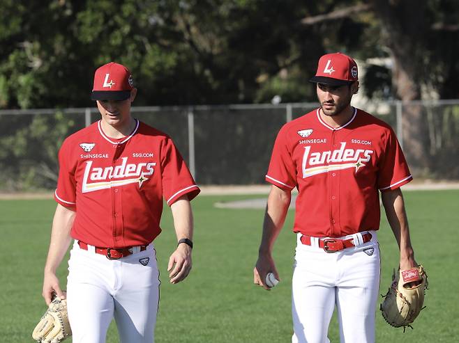 지난 2월 스프링캠프를 소화 중인 앤더슨(왼쪽)과 화이트. SSG 제공