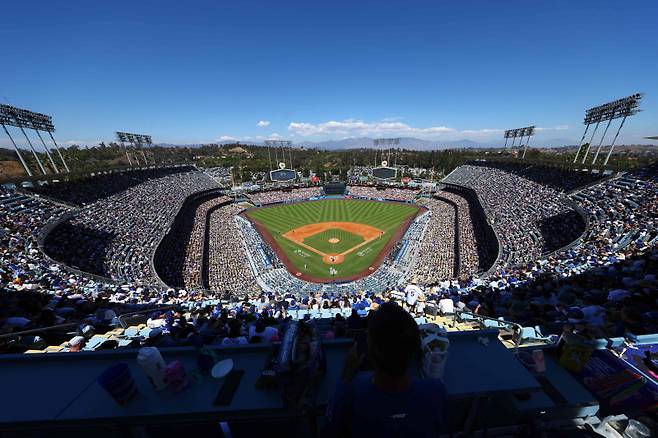 <yonhap photo-3123="">LA 다저스의 홈구장인 다저스타디움의 전경. [AFP=연합뉴스]</yonhap>