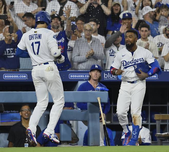 <yonhap photo-3507=""> Los Angeles dodgers designated hitter Shohei Otani (17) celebrates with Teoscar Hernandez after hitting a 3-run homer during the fifth inning against the San Francisco Giants at Dodger Stadium in Los Angeles on Friday, September 19, 2025. The Dodgers defeated the Giants 6-3 to clinch a playoff berth for the 13th consecutive year. Photo by Jim Ruymen/UPI photos/2025-09-20 18:41:16/ <저작권자 ⓒ 1980-2025 ㈜연합뉴스. 무단 전재 재배포 금지, AI 학습 및 활용 금지></yonhap>