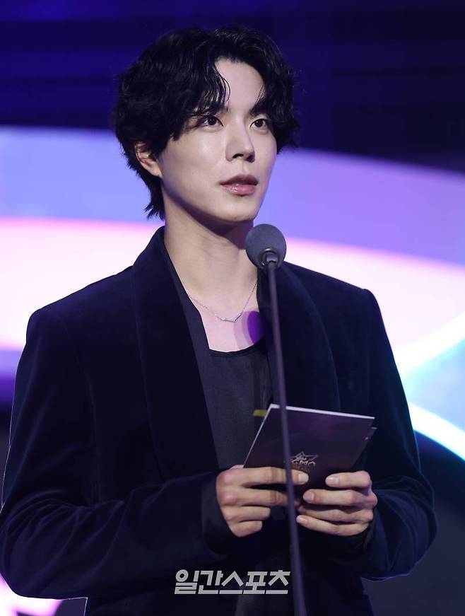 [2024 KGMA] 배우 홍종현이 16일 인천 중구 운서동 인스파이어 아레나에서 열린 '2024 코리아그랜드뮤직어워즈(KGMA)' 첫째날 아티스트데이에서 시상자로 나와 발표를 하고 있다. 일간스포츠(이데일리M)가 주최하고 KGMA 조직위원회가 주관하는 '2024 KGMA'는 올해 창간 55주년을 맞은 일간스포츠가 대한민국 대중음악계에 새로운 패러다임을 제시하기 위해 새롭게 개최하는 시상식으로 16, 17일 이틀간 펼쳐진다. 영종도(인천)=KGMA특별취재반 /2024.11.16/