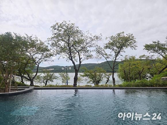 소노캄 경주 실외 풀장에서 보는 보문호수. [사진=박은경 기자]