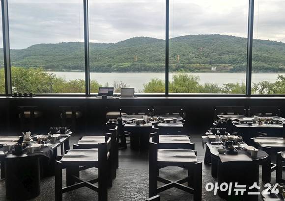 소노캄 경주 카페 '오롯'에서 보는 보문호수. [사진=박은경 기자]