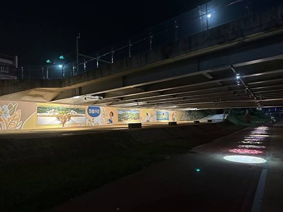 정읍천 달하다리에 정읍 9경 벽화와 조명이 설치돼 있다. [사진=정읍시 ]