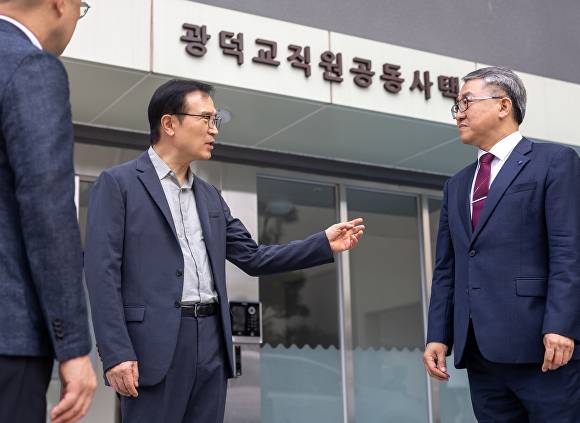 임태희 교육감이 22일 안성교육청을 찾아 관사 공급 확대와 관련 제도 개선 등에 논의하고 있다. [사진=경기도교육청]