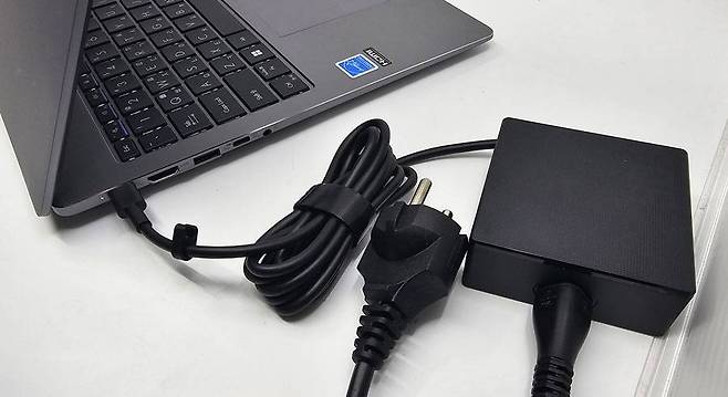 기본 제공되는 90W USB-PD 어댑터는 용량대비 크기가 아담한 편이다 / 출처=IT동아