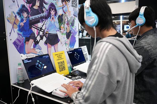 리듬 어드벤처 게임 도도리를 즐기고 있는 관람객 / 출처=IT동아