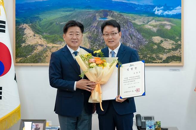 오광석 신임 제주신용보증재단 이사장(오른쪽)