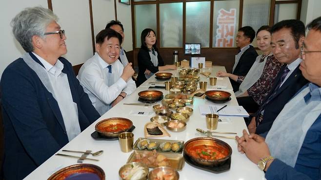 오늘(22일) 외식물가 가격 개선 사업에 동참하고 있는 제주시 용담2동 소재 갈치 음식점을 방문한 오영훈 제주도지사
