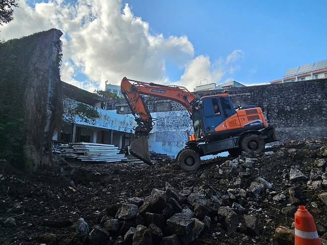 철거 작업이 일부 진행된 서귀포 관광극장 (김태일 제주대학교 교수 제공)