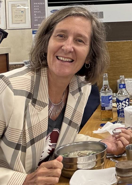 최근 서울의 한 식당에서 지인들을 만난 렘키 교수. 그는 한 한국인 지인 가족과 수십 년째 교류 중이라고 했다. [사진 애나 렘키]