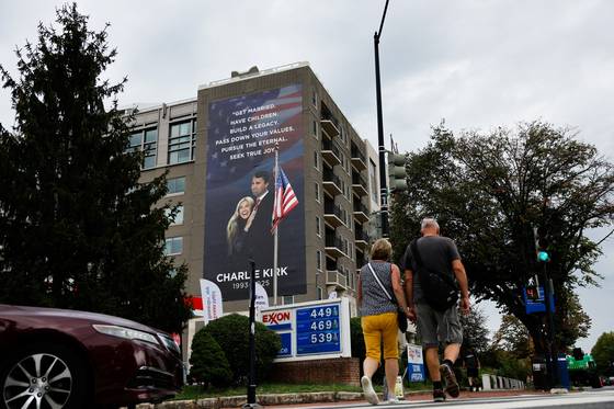 20일 미국 워싱턴DC에 있는 헤리티지 재단 건물에 지난 10일 총격으로 사망한 찰리 커크가 생전에 아내 에리카와 함께 있는 모습이 담긴 대형 현수막이 걸려 있다. [로이터=연합뉴스]