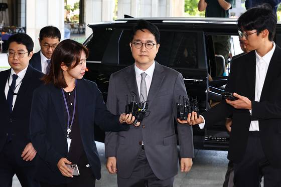 심우정 전 검찰총장이 21일 오전 서울고검 내란특검팀 사무실에 피고발인 신분으로 출석하며 취재진의 질문을 받고 있다. 김종호 기자