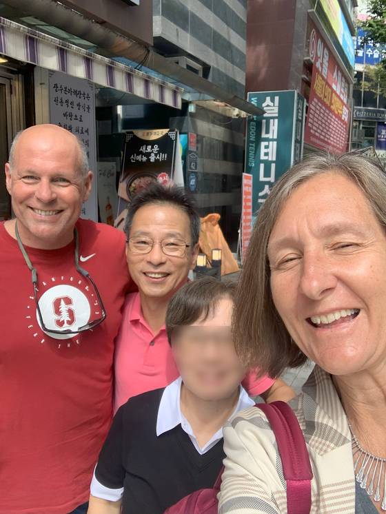 지난 9일 경기 성남에서 애나 렘키(가장 오른쪽) 미국 스탠퍼드대 교수가 한국인 지인과 함께 사진을 찍었다. 가운데는 렘키 교수의 남편(가장 왼쪽)과 2000~2010년 미국 실리콘밸리 테크기업에서 함께 일했던 이현주씨. 애나 렘키 제공