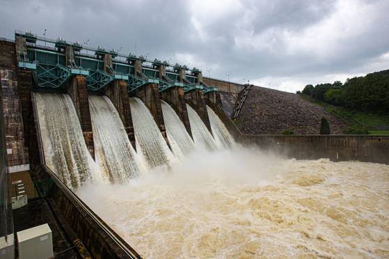 수문을 모두 연 대청댐. 연합뉴스