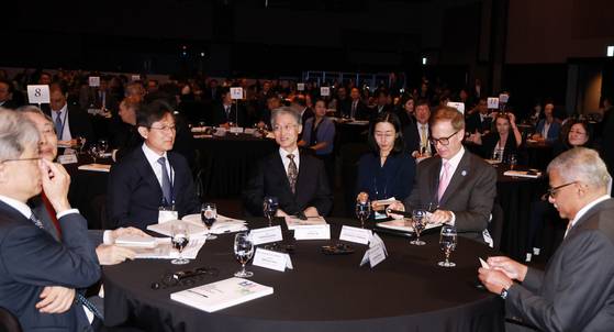 조희대 대법원장이 22일 서울 중구 신라호텔에서 열린 '2025 세종 국제 콘퍼런스'에 참석하고 있다. 연합뉴스