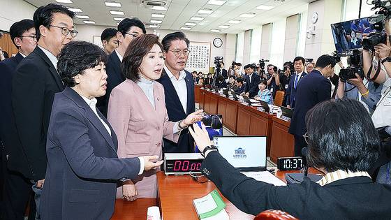 나경원 의원 등 국민의힘 의원들이 22일 서울 여의도 국회 법제사법위원회에서 열린 검찰개혁 입법청문회에서 퇴장 명령을 한 추미애 법사위원장에게 항의하고 있다. 뉴스1