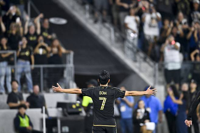 LAFC 손흥민이 22일 레알 솔트레이크와 홈경기에서 골을 터트린 뒤 두 팔을 벌리고 기뻐하고 있다. [로이터=연합뉴스]