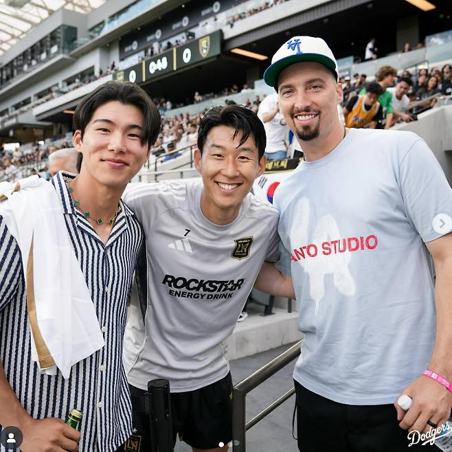 LAFC 손흥민(가운데)이 홈구장을 찾은 LA다저스 김혜성(왼쪽), 스넬(오른쪽)과 기념 사진을 찍었다. [사진 LAFC 인스타그램]