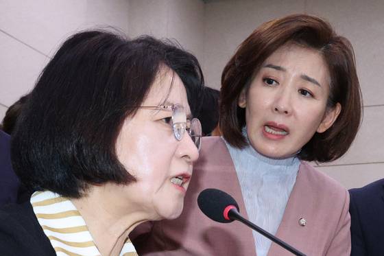 나경원 국민의힘 의원이 22일 서울 여의도 국회 법제사법위원회에서 열린 검찰개혁 입법청문회에서 퇴장 명령을 한 추미애 위원장에게 항의하고 있다. 뉴스1