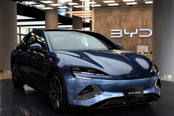 파키스탄 카라치에 있는 BYD 파키스탄 메트로폴 체험관에 전시된 전기차 ‘BYD 실’. 로이터=연합뉴스