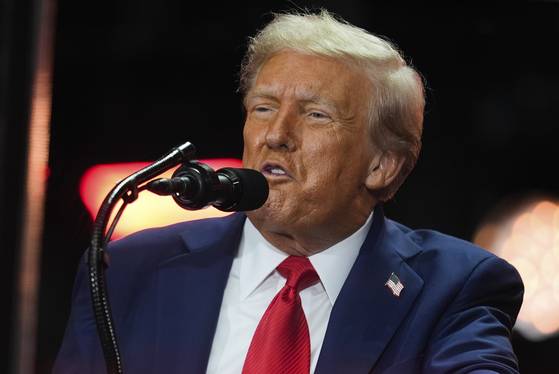 도널드 트럼프 대통령이 21일(현지시간) 애리조나주 글렌데일의 스테이트 팜 스타디움에서 열린 보수주의 운동가 찰리 커크의 추모식에서 연설하고 있다. AP=연합뉴스