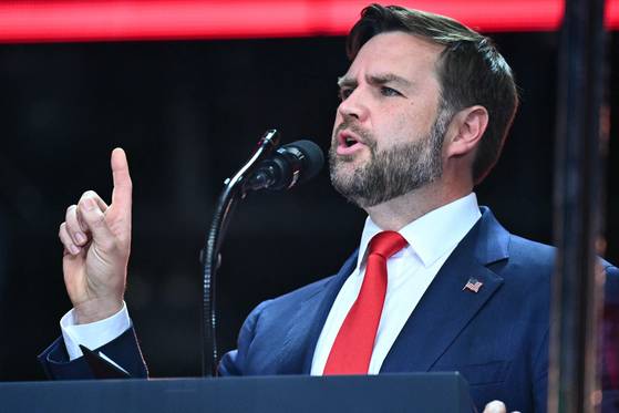 JD 밴스 미국 부통령이 21일(현지시간) 애리조나주 글렌데일 스테이트팜 스타디움에서 열린 우익 운동가 찰리 커크의 공개 추모식에서 연설하고 있다. AFP=연합뉴스