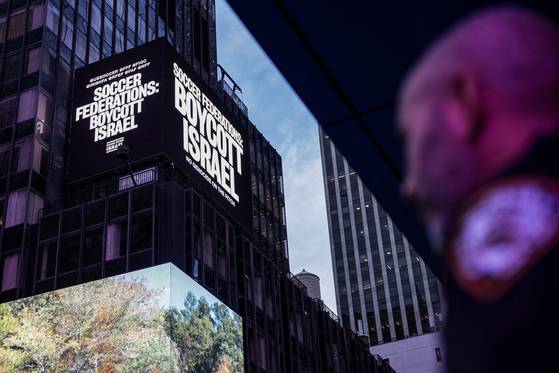 지난 16일(현지시간) 미국 뉴욕 타임스 스퀘어의 한 광고판에 "축구 연맹: 이스라엘을 보이콧하라"라는 문구가 적혀 있다. 로이터=연합뉴스