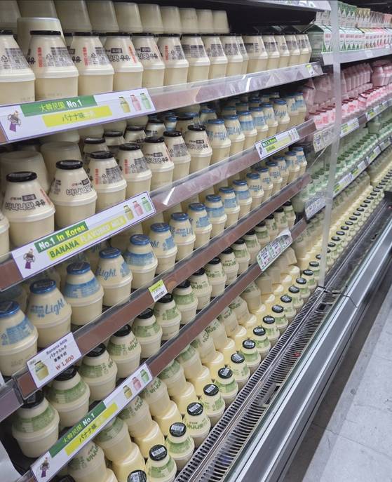 22일 CU 인천국제공항5호점 진열대 5개층을 가득 채운 바나나맛우유 등 빙그레의 일명 '단지 우유'. 사진 CU