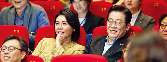 < 부산국제영화제 찾은 李부부 > 이재명 대통령과 김혜경 여사가 지난 20일 부산국제영화제가 열린 부산 해운대구 영화의전당 상영관에서 공식 상영작인 ‘극장의 시간들’을 관람하고 있다.  대통령실 제공