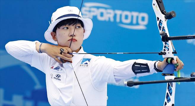 광주은행 텐텐양궁단 소속 안산 선수가 지난 12일 광주시 동구 5·18민주광장 특설경기장에서 열린 2025 세계양궁선수권대회 리커브 여자 3-4위전에서 활시위를 당기고 있다. /뉴스1
